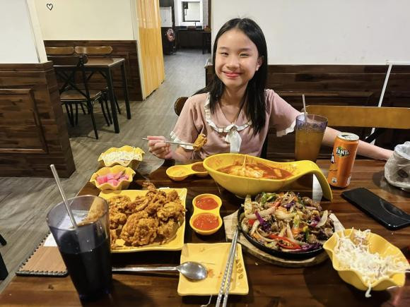 Gọi FaceTime, MC Thành Trung vô tình để lộ nhan sắc của vợ - Hình 3 Goi FaceTime, MC Thanh Trung vo tinh de lo nhan sac cua vo-Hinh-3