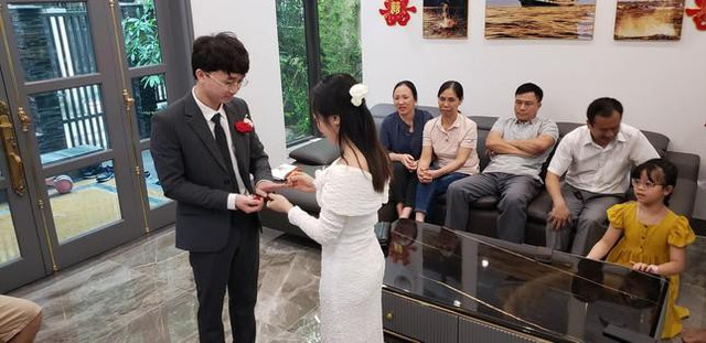 Đám cưới mùa dịch của người trẻ: Đính hôn qua Zoom - Hình 4 Dam cuoi mua dich cua nguoi tre: Dinh hon qua Zoom-Hinh-4