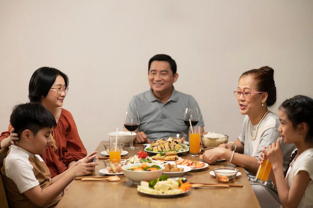 Anh muốn chọn cả em và má, được không? Anh muon chon ca em va ma, duoc khong?