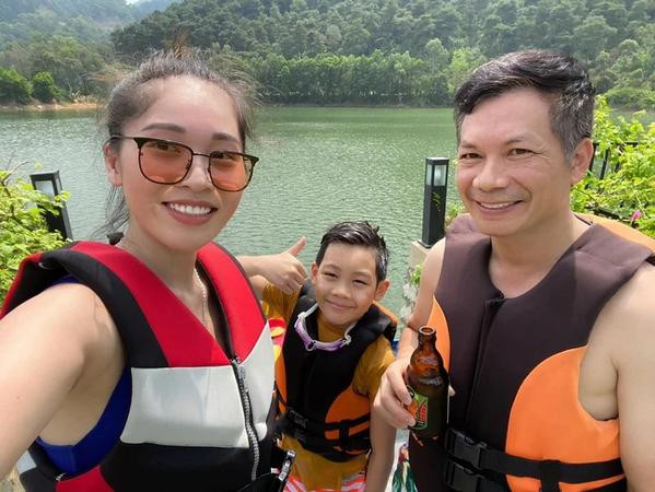 Hé lộ cách đối xử của vợ Á hậu với 2 con riêng 'Shark' Hưng - Hình 3 He lo cach doi xu cua vo A hau voi 2 con rieng 'Shark' Hung-Hinh-3