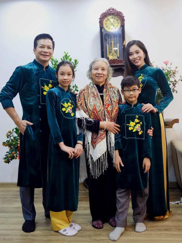 Hé lộ cách đối xử của vợ Á hậu với 2 con riêng 'Shark' Hưng He lo cach doi xu cua vo A hau voi 2 con rieng 'Shark' Hung