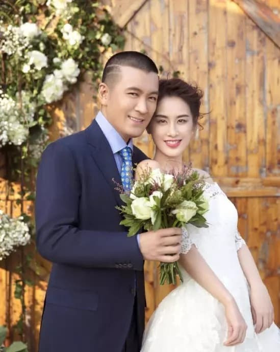 Vợ chồng Huỳnh Thánh Y bị chỉ trích khi bắt mẹ già gần 90 tuổi phải livestream - Hình 4 Vo chong Huynh Thanh Y bi chi trich khi bat me gia gan 90 tuoi phai livestream-Hinh-4