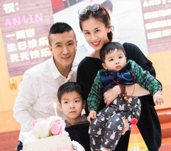 Vợ chồng Huỳnh Thánh Y bị chỉ trích khi bắt mẹ già gần 90 tuổi phải livestream - Hình 5 Vo chong Huynh Thanh Y bi chi trich khi bat me gia gan 90 tuoi phai livestream-Hinh-5