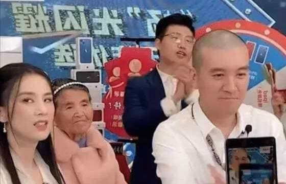 Vợ chồng Huỳnh Thánh Y bị chỉ trích khi bắt mẹ già gần 90 tuổi phải livestream Vo chong Huynh Thanh Y bi chi trich khi bat me gia gan 90 tuoi phai livestream