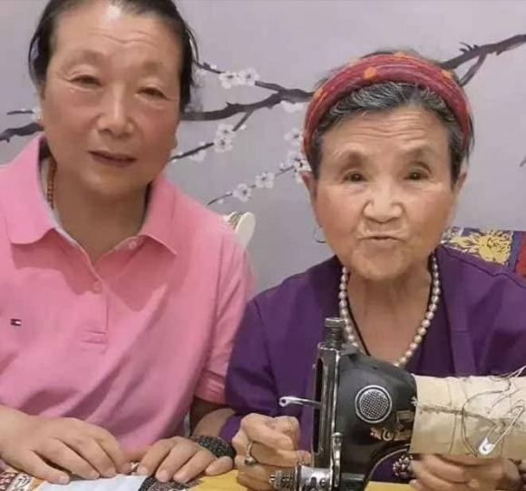Vợ chồng Huỳnh Thánh Y bị chỉ trích khi bắt mẹ già gần 90 tuổi phải livestream - Hình 3 Vo chong Huynh Thanh Y bi chi trich khi bat me gia gan 90 tuoi phai livestream-Hinh-3