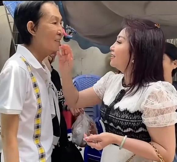 'Ông hoàng cải lương' Vũ Linh tái xuất nhưng dân tình xót xa - Hình 5 'Ong hoang cai luong' Vu Linh tai xuat nhung dan tinh xot xa-Hinh-5