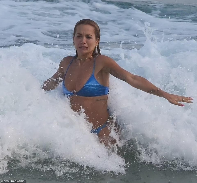 Rita Ora ‘bỏng rẫy’ trên bãi biển với bikini bé xíu - Hình 4 Rita Ora ‘bong ray’ tren bai bien voi bikini be xiu-Hinh-4