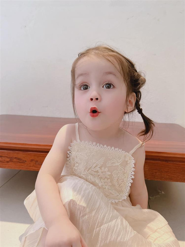 Cô bé con lai đẹp như thiên thần, danh tính bố mẹ choáng hơn - Hình 6 Co be con lai dep nhu thien than, danh tinh bo me choang hon-Hinh-6