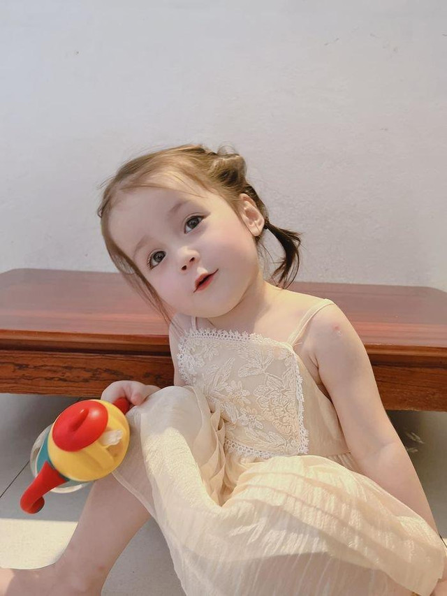 Cô bé con lai đẹp như thiên thần, danh tính bố mẹ choáng hơn - Hình 7 Co be con lai dep nhu thien than, danh tinh bo me choang hon-Hinh-7