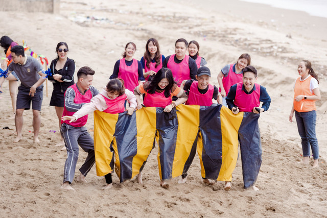 Lợi dụng trò đùa giới tính khi chơi team building Loi dung tro dua gioi tinh khi choi team building