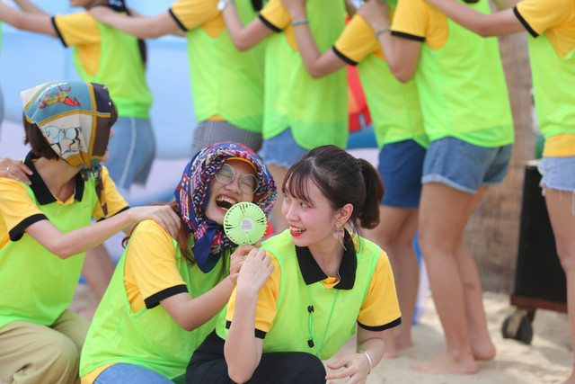 Lợi dụng trò đùa giới tính khi chơi team building - Hình 7 Loi dung tro dua gioi tinh khi choi team building-Hinh-7
