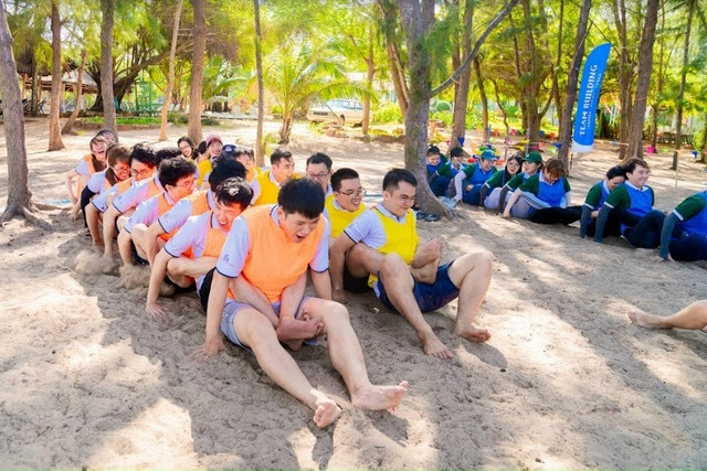 Lợi dụng trò đùa giới tính khi chơi team building - Hình 5 Loi dung tro dua gioi tinh khi choi team building-Hinh-5