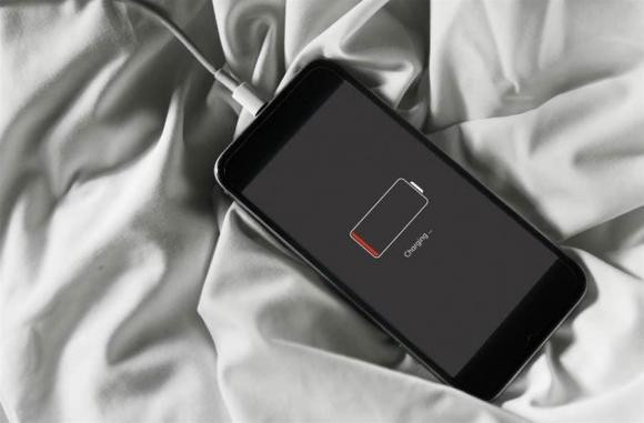 Dùng điện thoại nào, cũng phải ghi nhớ 4 điểm này khi sạc pin - Hình 2 Dung dien thoai nao, cung phai ghi nho 4 diem nay khi sac pin-Hinh-2