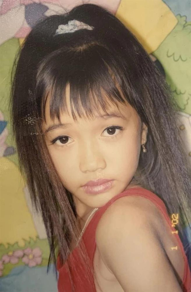 Diệu Nhi 'khui' ảnh năm 2000: Tóc dập xù, môi hồng cánh sen Dieu Nhi 'khui' anh nam 2000: Toc dap xu, moi hong canh sen