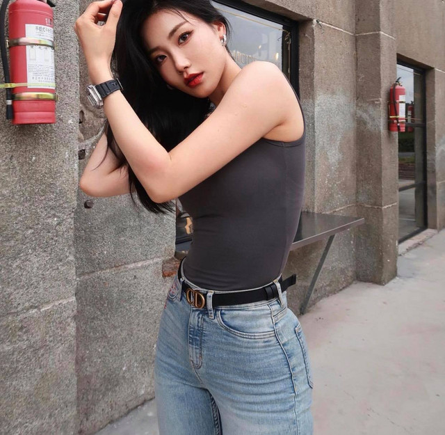 2 mỹ nữ Trung Quốc mặc quần jeans đẹp - Hình 2 2 my nu Trung Quoc mac quan jeans dep-Hinh-2