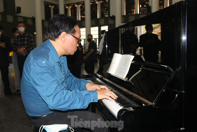 Gia đình, đồng nghiệp tiễn đưa nhạc sĩ Hồng Đăng về đất mẹ - Hình 3 Gia dinh, dong nghiep tien dua nhac si Hong Dang ve dat me-Hinh-3