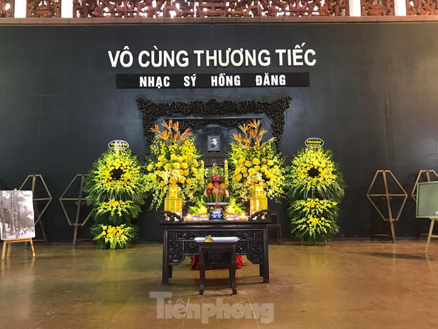 Gia đình, đồng nghiệp tiễn đưa nhạc sĩ Hồng Đăng về đất mẹ Gia dinh, dong nghiep tien dua nhac si Hong Dang ve dat me