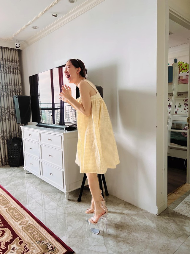 Cười ngất vì đôi giày Hoàng Thùy tặng sinh nhật Hòa Minzy - Hình 2 Cuoi ngat vi doi giay Hoang Thuy tang sinh nhat Hoa Minzy-Hinh-2