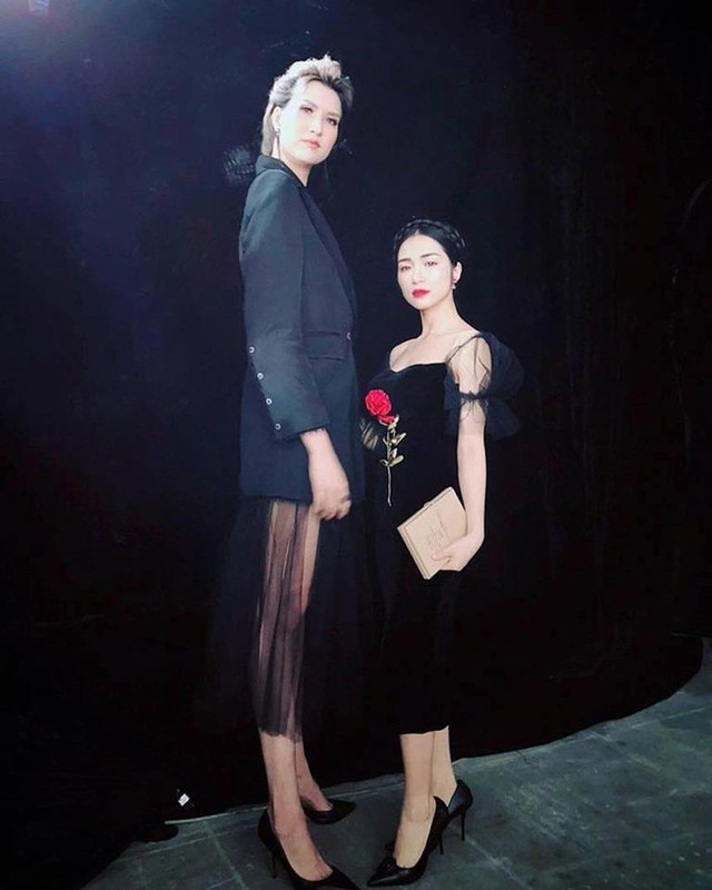 Cười ngất vì đôi giày Hoàng Thùy tặng sinh nhật Hòa Minzy - Hình 8 Cuoi ngat vi doi giay Hoang Thuy tang sinh nhat Hoa Minzy-Hinh-8