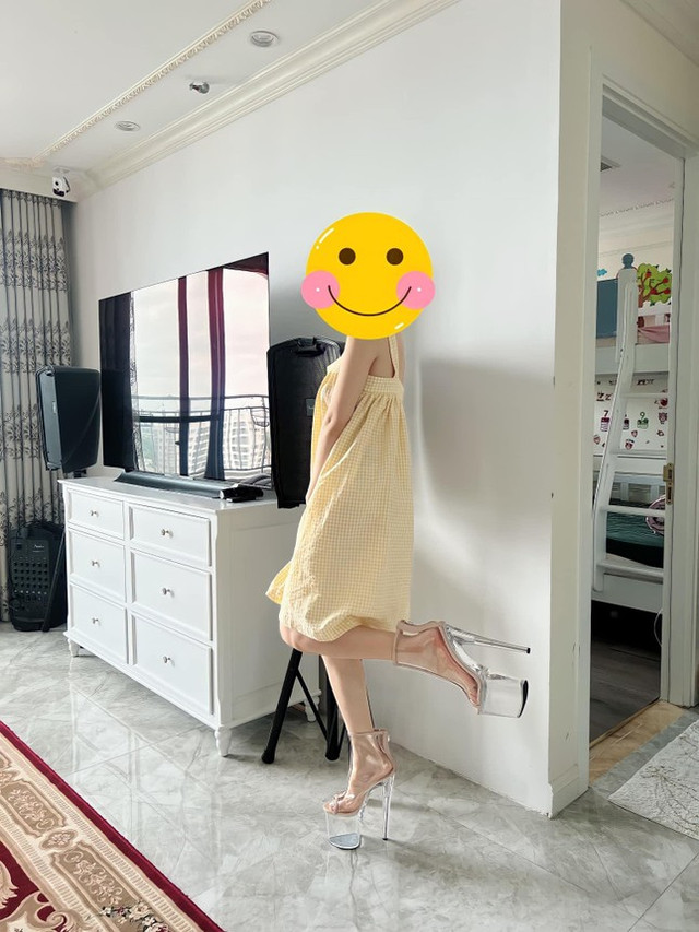 Cười ngất vì đôi giày Hoàng Thùy tặng sinh nhật Hòa Minzy - Hình 3 Cuoi ngat vi doi giay Hoang Thuy tang sinh nhat Hoa Minzy-Hinh-3
