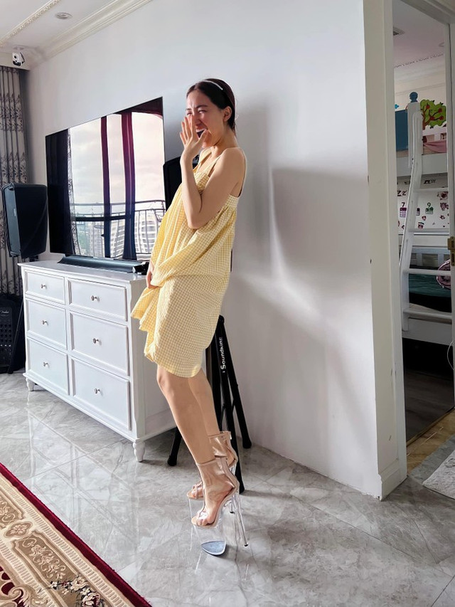 Cười ngất vì đôi giày Hoàng Thùy tặng sinh nhật Hòa Minzy Cuoi ngat vi doi giay Hoang Thuy tang sinh nhat Hoa Minzy
