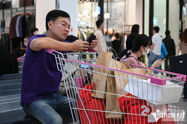 Bế con hàng tiếng đợi vợ mua hàng giám giá đêm Black Friday - Hình 9 Be con hang tieng doi vo mua hang giam gia dem Black Friday-Hinh-9