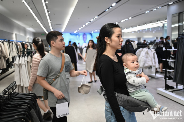 Bế con hàng tiếng đợi vợ mua hàng giám giá đêm Black Friday - Hình 8 Be con hang tieng doi vo mua hang giam gia dem Black Friday-Hinh-8
