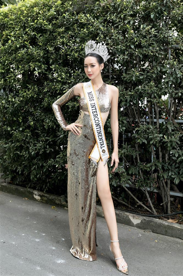 Bảo Ngọc 'khổ sở' vì cao 1m85: Đứng đụng trần - Hình 7 Bao Ngoc 'kho so' vi cao 1m85: Dung dung tran-Hinh-7