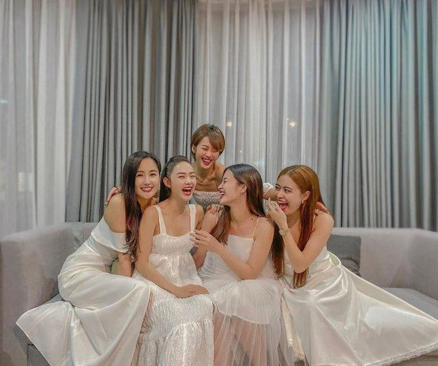 Nóng: Một ngôi sao đình đám Vbiz sắp lên xe hoa? - Hình 8 Nong: Mot ngoi sao dinh dam Vbiz sap len xe hoa?-Hinh-8