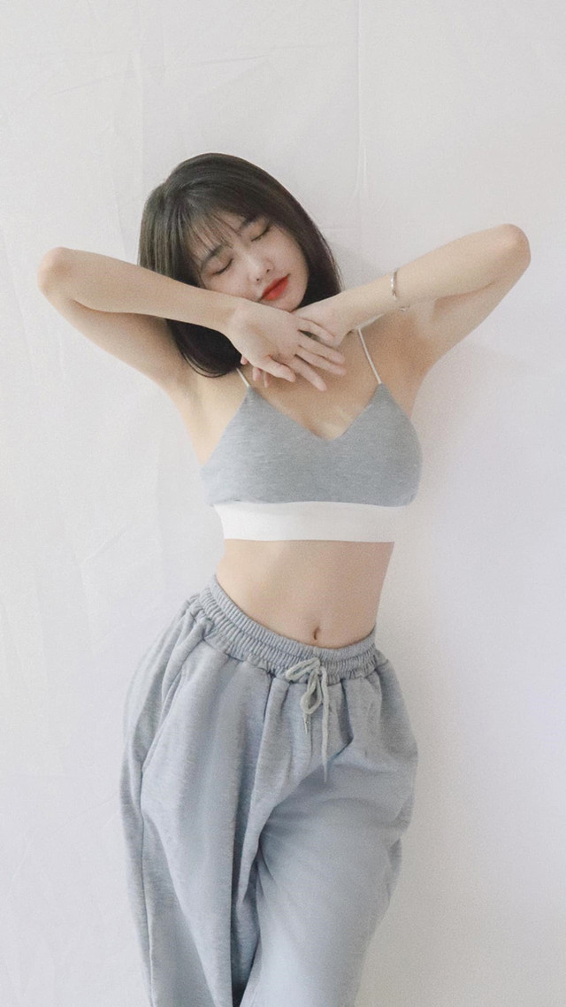 Hai cô gái nổi đình đám trên TikTok lộ nhan sắc thực - Hình 4 Hai co gai noi dinh dam tren TikTok lo nhan sac thuc-Hinh-4