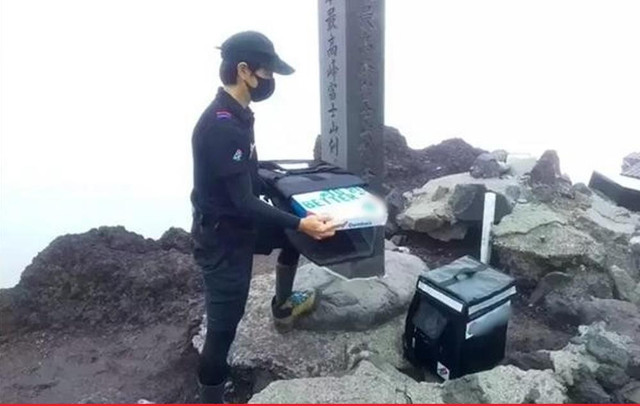 Shipper tận tâm giao pizza lên đỉnh núi, phí ship gấp 10 lần giá bán Shipper tan tam giao pizza len dinh nui, phi ship gap 10 lan gia ban