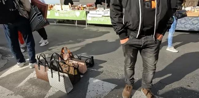 'Cô Mười' Vlog kể chuyện quái gở khi đi chợ Trời ở châu Âu - Hình 8 'Co Muoi' Vlog ke chuyen quai go khi di cho Troi o chau Au-Hinh-8