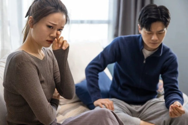 Đang cằn nhằn, vợ im hẳn mấy ngày liền khi tôi nói đúng một câu Dang can nhan, vo im han may ngay lien khi toi noi dung mot cau