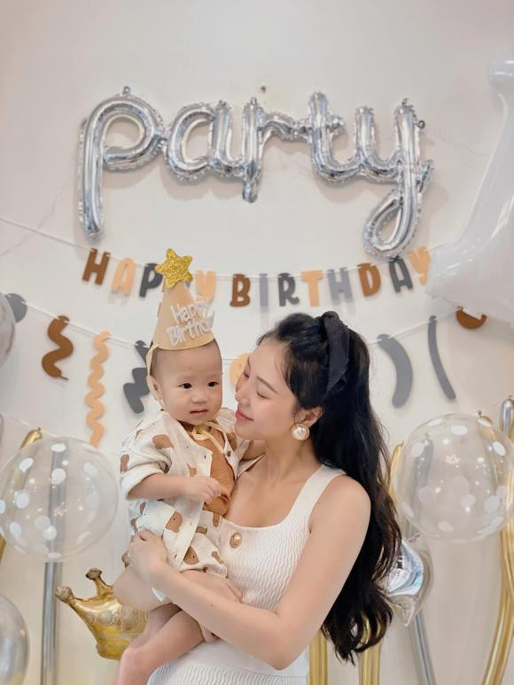 Con trai lớn tròn 1 tuổi, hot girl 'Người Ấy Là Ai' sắp đẻ bé thứ 2 - Hình 2 Con trai lon tron 1 tuoi, hot girl 'Nguoi Ay La Ai' sap de be thu 2-Hinh-2
