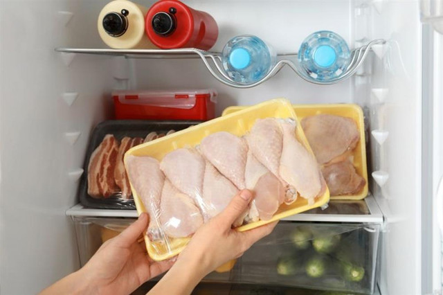 3 cách rã đông thịt gà cực nhanh không phải ai làm bếp cũng biết - Hình 2 3 cach ra dong thit ga cuc nhanh khong phai ai lam bep cung biet-Hinh-2