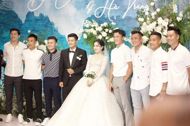 Hòa Minzy đi đám cưới Đức Chinh, quan hệ đôi bên thân cỡ nào? - Hình 3 Hoa Minzy di dam cuoi Duc Chinh, quan he doi ben than co nao?-Hinh-3