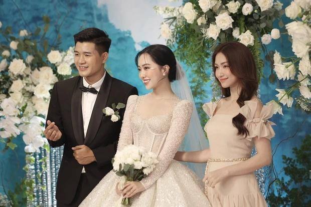 Hòa Minzy đi đám cưới Đức Chinh, quan hệ đôi bên thân cỡ nào? - Hình 4 Hoa Minzy di dam cuoi Duc Chinh, quan he doi ben than co nao?-Hinh-4