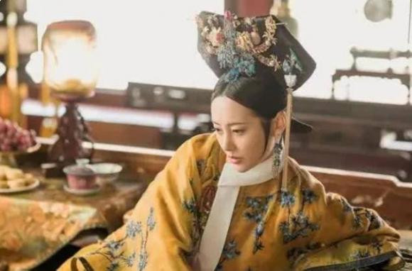 'Đôi giày đế xuồng' của các phi tần trong triều đại nhà Thanh 'Doi giay de xuong' cua cac phi tan trong trieu dai nha Thanh