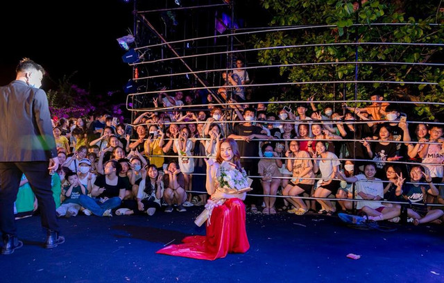 Hòa Minzy khiến dân mạng bật ngửa nhờ chiêu 'ăn gian' - Hình 5 Hoa Minzy khien dan mang bat ngua nho chieu 'an gian'-Hinh-5