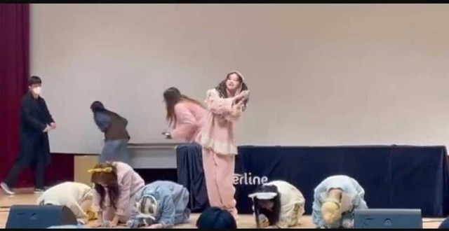 Nữ ca sĩ bị tẩy chay vì không chịu quỳ lạy khán giả - Hình 2 Nu ca si bi tay chay vi khong chiu quy lay khan gia-Hinh-2