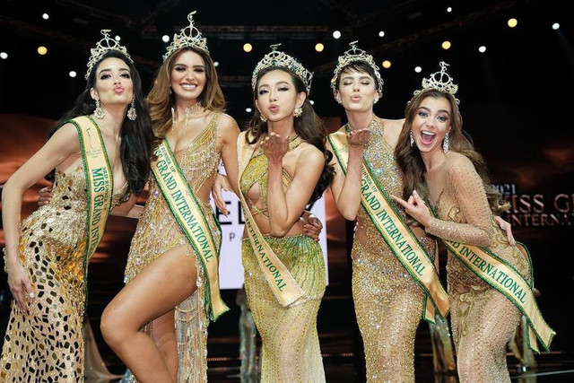 Lan truyền ảnh hoa hậu Thùy Tiên đánh bài cực sung - Hình 4 Lan truyen anh hoa hau Thuy Tien danh bai cuc sung-Hinh-4