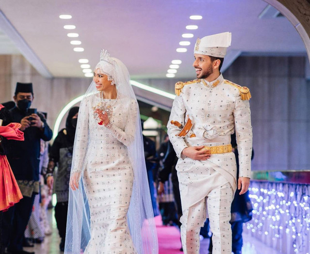 Đám cưới siêu khủng của công chúa Brunei phủ một biển vàng - Hình 2 Dam cuoi sieu khung cua cong chua Brunei phu mot bien vang-Hinh-2