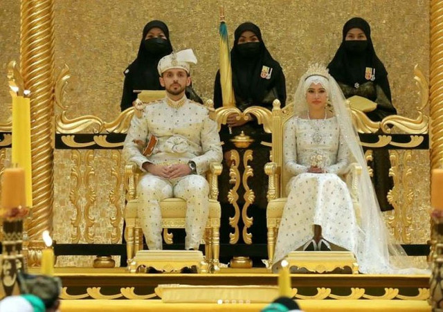 Đám cưới siêu khủng của công chúa Brunei phủ một biển vàng - Hình 3 Dam cuoi sieu khung cua cong chua Brunei phu mot bien vang-Hinh-3