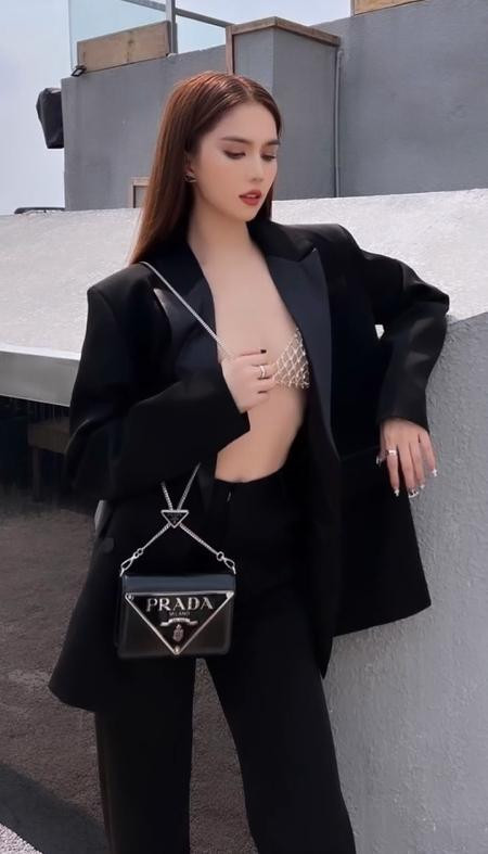 Bắt chước bra lưới Ngọc Trinh, Lương Thu Trang mặc lộn ra ngoài - Hình 8 Bat chuoc bra luoi Ngoc Trinh, Luong Thu Trang mac lon ra ngoai-Hinh-8