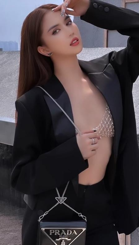 Bắt chước bra lưới Ngọc Trinh, Lương Thu Trang mặc lộn ra ngoài - Hình 6 Bat chuoc bra luoi Ngoc Trinh, Luong Thu Trang mac lon ra ngoai-Hinh-6