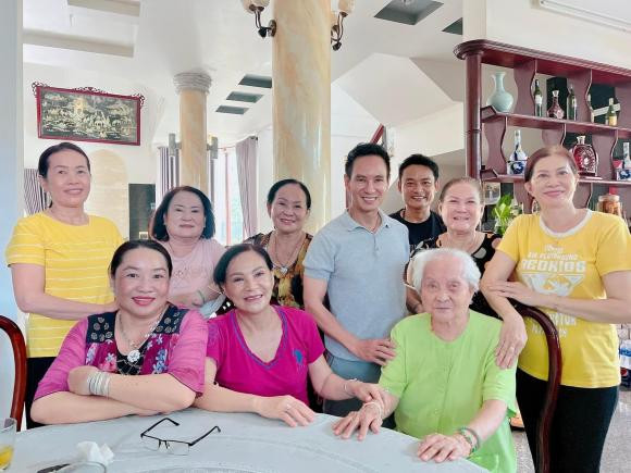 Về quê ăn giỗ, bà xã Lý Hải hết lời khen ngợi các chị bên nhà chồng - Hình 3 Ve que an gio, ba xa Ly Hai het loi khen ngoi cac chi ben nha chong-Hinh-3