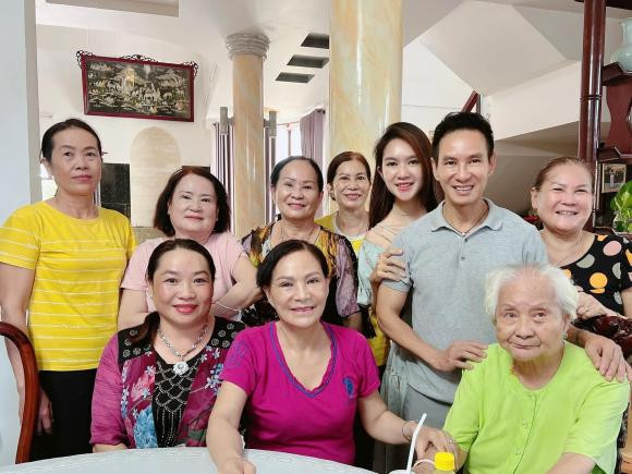 Về quê ăn giỗ, bà xã Lý Hải hết lời khen ngợi các chị bên nhà chồng - Hình 2 Ve que an gio, ba xa Ly Hai het loi khen ngoi cac chi ben nha chong-Hinh-2
