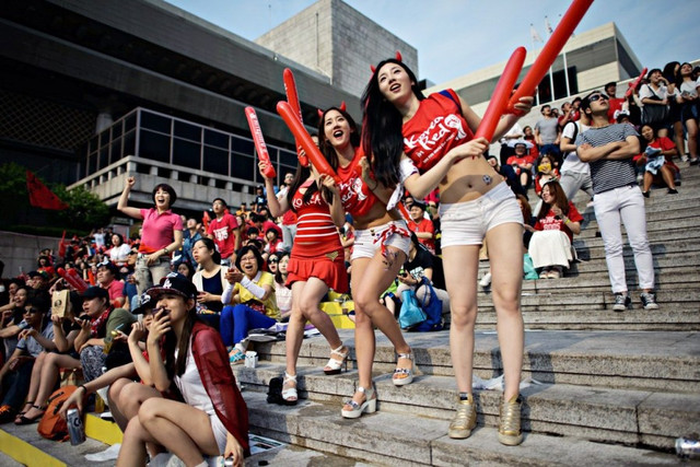 CĐV nữ bị hạn chế mặc gợi cảm tại World Cup 2022 CDV nu bi han che mac goi cam tai World Cup 2022