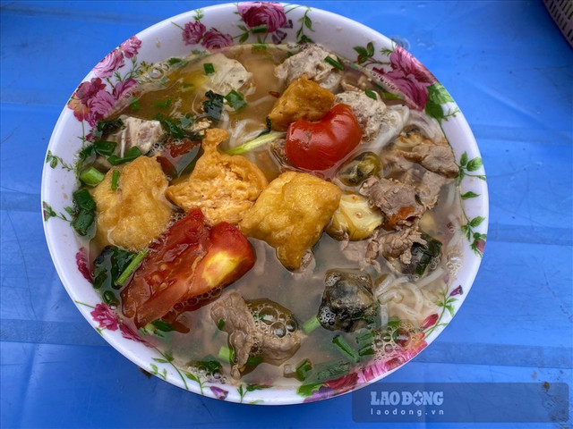 Bát bún 100.000 đồng, cốc cà phê phụ thu 'VAT 100%' Bat bun 100.000 dong, coc ca phe phu thu 'VAT 100%'