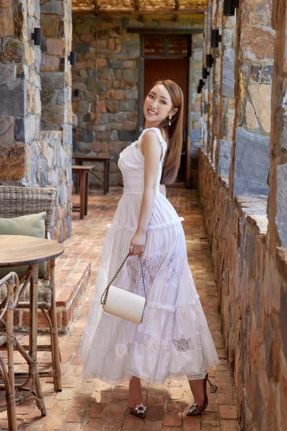 Vợ trẻ của Chi Bảo diện váy trắng tinh hóa công chúa ngọt ngào - Hình 2 Vo tre cua Chi Bao dien vay trang tinh hoa cong chua ngot ngao-Hinh-2